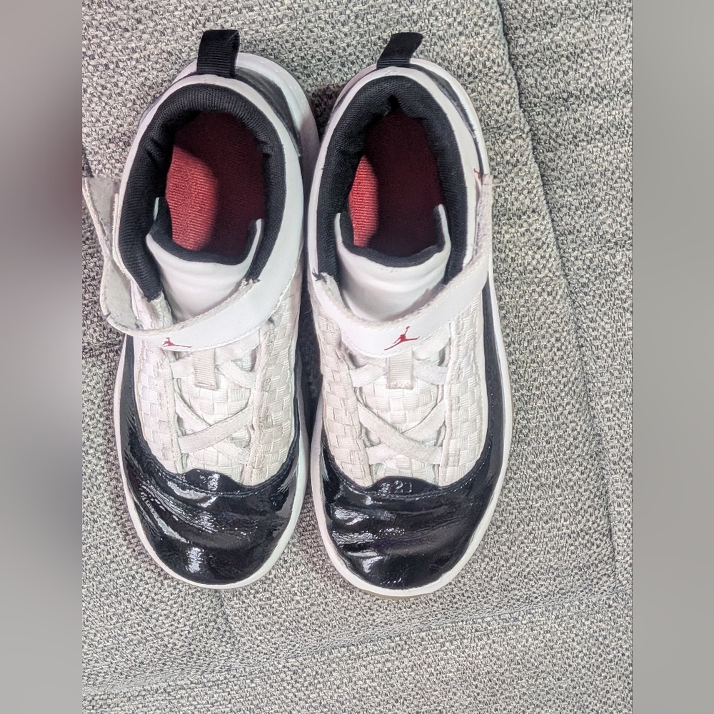 Kids Jordan Max Aura 2 trainers in a white, black, and red